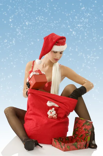 Hermosa Sexy Rubia Santa Claus Sentado Piso Mirando Dentro Regalo — Foto de Stock