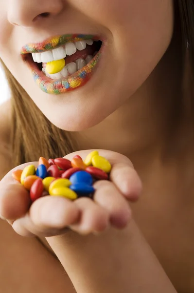 Smarties cukierki między zęby — Zdjęcie stockowe