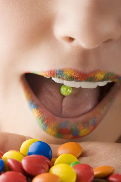 Närbild Mun Med Multicolor Läppar Och Färgade Smarties — Stockfoto