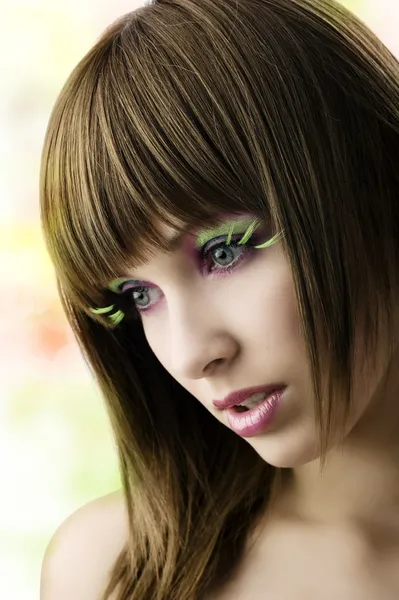 不错的年轻人色的漂亮女孩组成和绿色长长的睫毛 — 图库照片