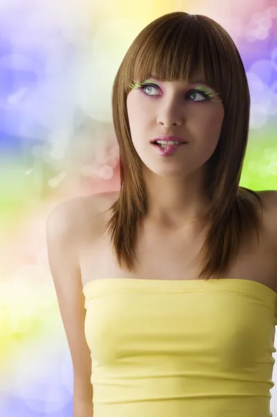 Mladá Krásná Dívka Kreativní Make Nosí Žlutý Nahoře — Stock fotografie