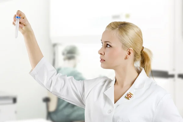 Blonde Jeune Infirmière Faisant Une Analyse Médicale Regardant Une Éprouvette — Photo