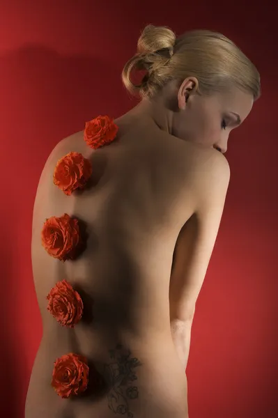 Женщина и красные цветы — стоковое фото