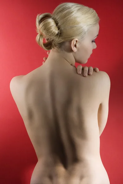 Módní Elegantní Záběr Nahá Blondýnka Styliss Vlasy Přičemž Pozice Červeném — Stock fotografie