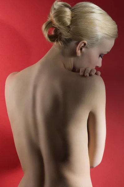 Módní Elegantní Záběr Nahá Blondýnka Vlasy Stylový Pozice Červeném Pozadí — Stock fotografie