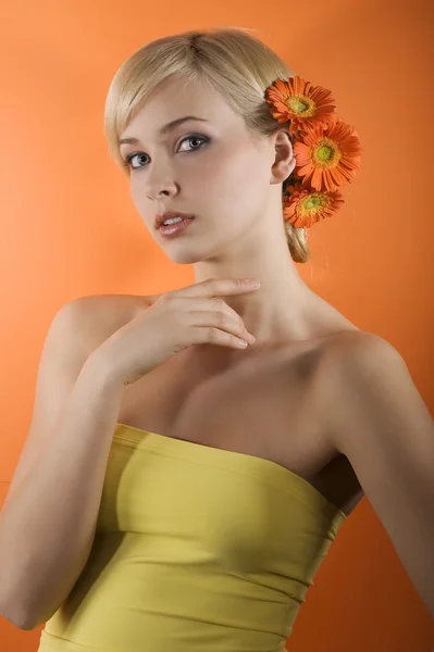 Dziewczyna Młoda Blond Piękność Góry Żółte Fryzury Wykonane Gerbera Pomarańczowym — Zdjęcie stockowe