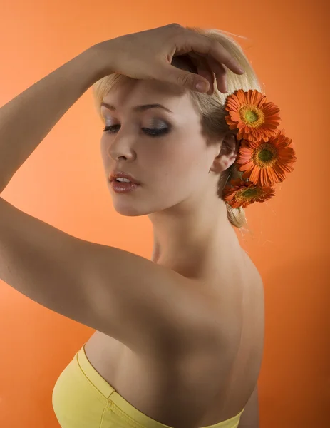 可爱的金发女孩扮成带在她头上的花非洲菊橙色 Beckground — 图库照片