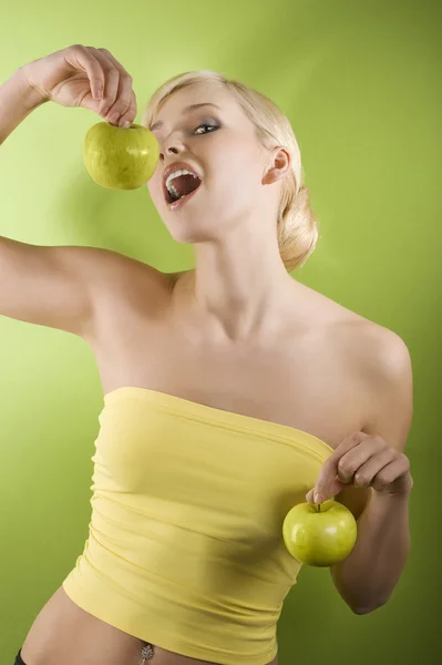 La ragazza con mela verde — Foto Stock