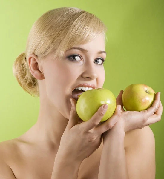 Укусів яблуко — стокове фото