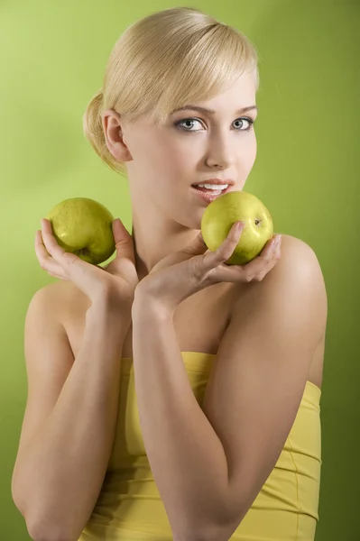 Ξανθιά γυναίκα με πράσινο μήλο — Φωτογραφία Αρχείου