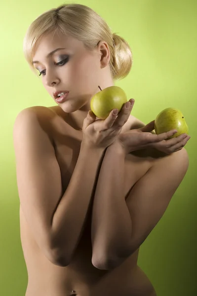 Der Apfel und das Mädchen — Stockfoto