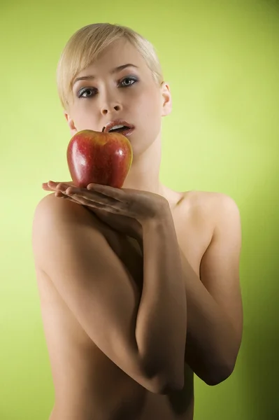 Το μήλο και το γυμνό κορίτσι — Φωτογραφία Αρχείου