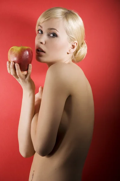 Strzał Moda Moda Zmysłowa Czerwone Jabłko Nagie Ciała Czerwonym Tle — Zdjęcie stockowe