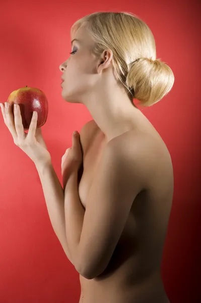 빨간 사과 함께 섹시 한 여자 — 스톡 사진