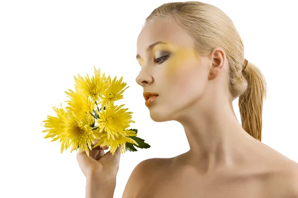 Profil Mädchen mit gelber Blume — Stockfoto