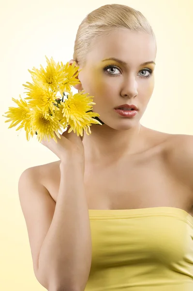 Jovem Beleza Menina Loira Vestindo Top Amarelo Mantendo Flor Amarela — Fotografia de Stock