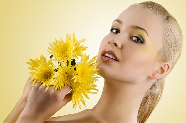 Close Portrait Young Beauty Blond Girl Keeping Yellow Flower Smiling — Stock Photo, Image