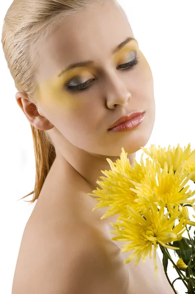 年轻可爱的女孩与颜色组成和一些黄色花的很好画像 — 图库照片