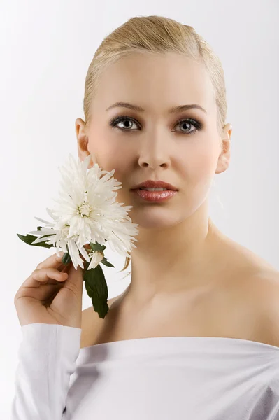 Bílá žena drobet květ — Stock fotografie