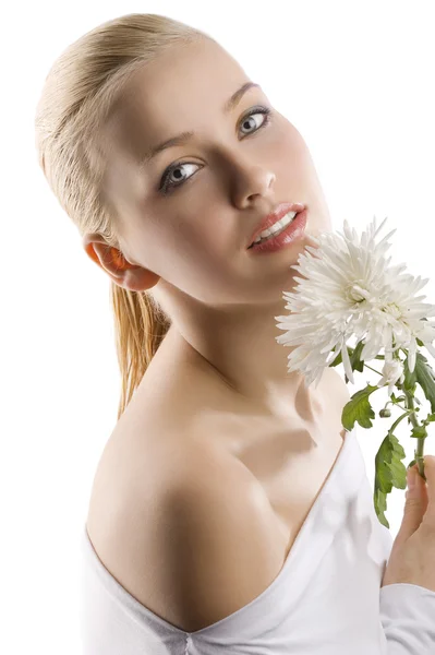 Genç Güzel Sarışın Kız Beyaz Bluz Yüz Yakınındaki Çiçek Güzellik — Stok fotoğraf