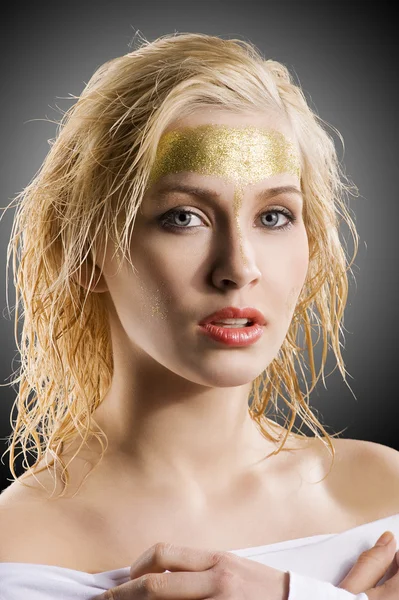 Velmi Roztomilá Blondýnka Mokrými Vlasy Kreativní Zlatou Zářící Tvoří Tmavém — Stock fotografie