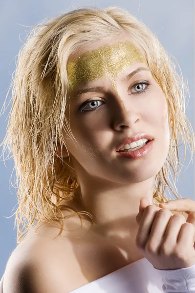 用湿的头发很可爱金发女孩和金和闪亮的创意构成了 — 图库照片
