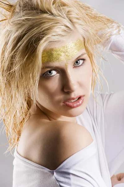 ぬれた髪と創造的な黄金と輝くを作る非常にかわいいブロンドの女の子の肖像画をクローズ アップ — ストック写真