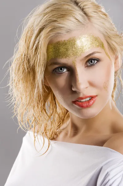 Bardzo Ładny Blond Dziewczynka Mokrych Włosów Twórczy Złoty Błyszczący Makijaż — Zdjęcie stockowe
