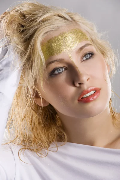 Žena s zlaté make-upu — Stock fotografie