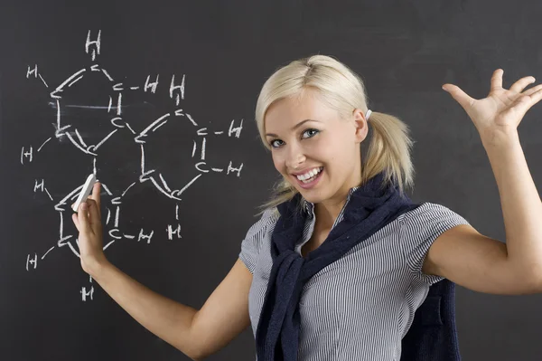 她在黑板前的化学课的学生享受 — 图库照片