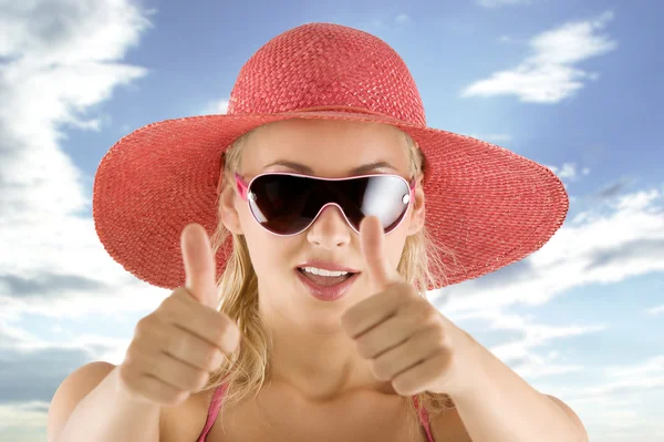漂亮的金发碧眼女人穿好夏季粉红色帽子和太阳镜特写肖像 — 图库照片