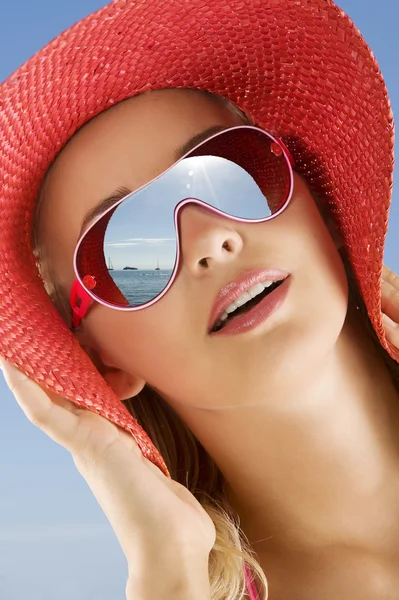 Dobrze Portret Młodej Kobiety Ładny Letnich Czerwony Kapelusz Słońce Okulary — Zdjęcie stockowe