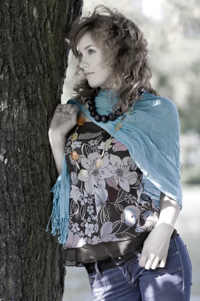 Portret Van Schattig Meisje Met Een Blauwe Sjaal Herfst Jurk — Stockfoto