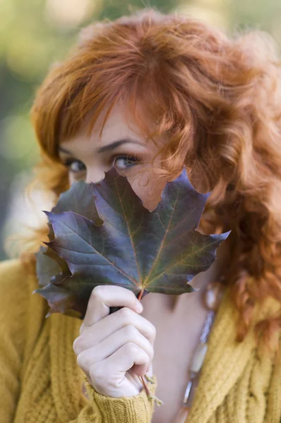 Close Red Haired Woman Leaf Park Focus Leaf — Stock Fotó
