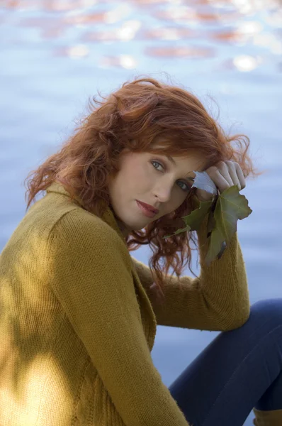 红头发的女人河附近的浪漫秋季肖像 — 图库照片