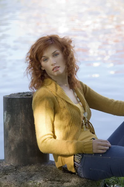 Kızıl Saçlı Bir Kadın Nehrinin Yanında Açık Romantik Sonbahar Portre — Stok fotoğraf