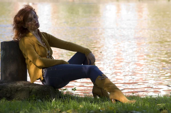 Милая Молодая Женщина Лежит Траве Реки Осеннем Цвете — стоковое фото