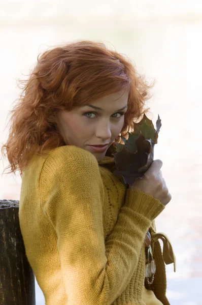 Kızıl Saçlı Kadının Açık Yaprak Ile Oynarken Oldukça Yakın Çekim — Stok fotoğraf