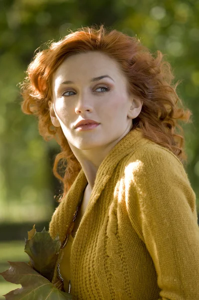 風の中で赤い髪とかわいい若い女性の屋外のポートレート — ストック写真