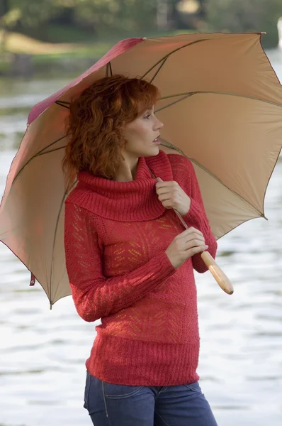Söt Rödhårig Flicka Nära Floden Med Färgade Paraply Och Röd — Stockfoto