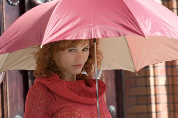 Sundlay Gün Içinde Kırmızı Şemsiye Altında Güzel Kız — Stok fotoğraf