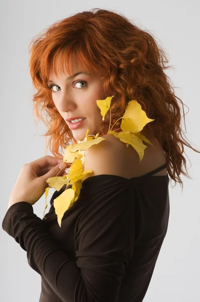 Yüzünü Güzel Kızıl Saçlı Olan Kadın Sarı Sonbahar Yaprakları — Stok fotoğraf