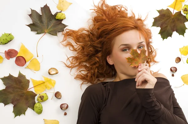 Burnunu Bir Sonbahar Yaprak Arkasında Saklanıyor Genç Kırmızı Saçlı Kadın — Stok fotoğraf