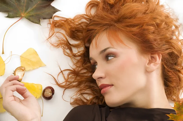 Das Herbst-Mädchen mit den roten Haaren — Stockfoto