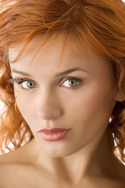 赤髪の女性緑色の目とまつげ — ストック写真