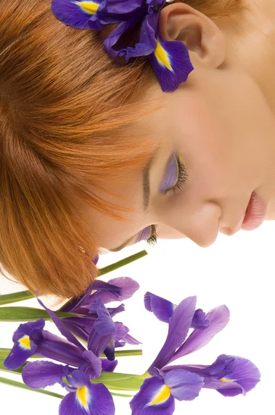 Tatlı Şirin Genç Model Yakınındaki Çiçek Ile Döşeme Portresi Kapat — Stok fotoğraf
