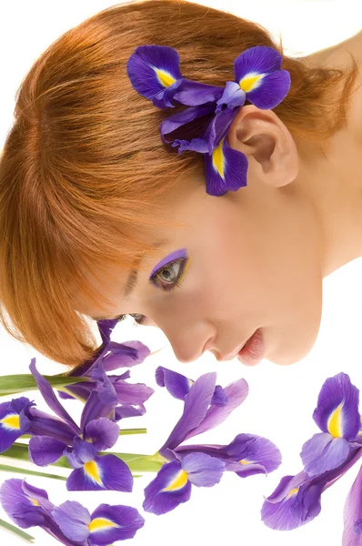 新鲜的脸靠近花与美丽年轻模特肖像 — 图库照片