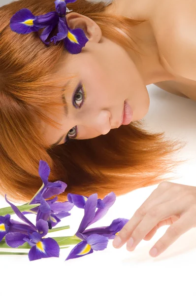 Gyönyörű Fiatal Modell Közelében Virág Megállapításáról Szóló Friss Portréja — Stock Fotó