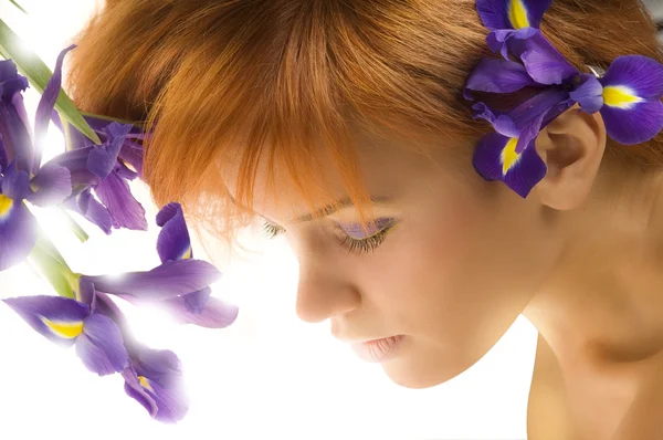 Фиолетовый цветок и девушка — стоковое фото