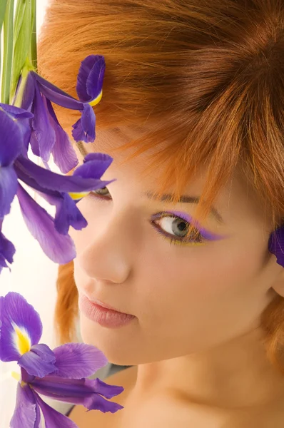 花の近く敷設の美しい若いモデルの新鮮な肖像画 — Stock fotografie